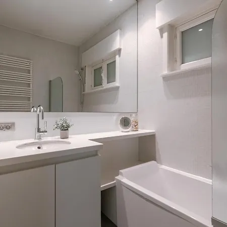 Huswell - Charming & Spacious Coastal
