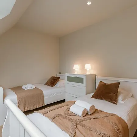 Huswell - Charming & Spacious Coastal