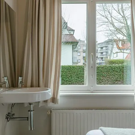 Huswell - Charming & Spacious Coastal Villa *