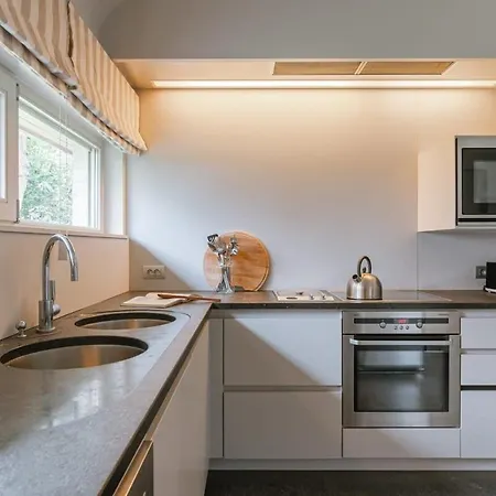 Huswell - Charming & Spacious Coastal Willa